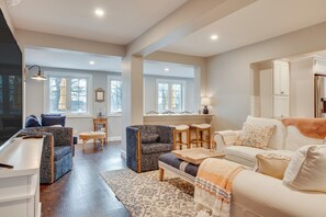Living Room | Free WiFi | Central A/C & Heat | Smart TV | 1st Floor