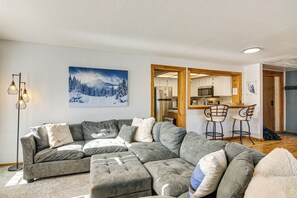 Living Room | Full Sleeper Sofa | Gas & Electric Heating | Smart TV | Free WiFi