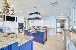 Islands w/ Bar Seating | Smart TV | Dishware & Flatware Provided