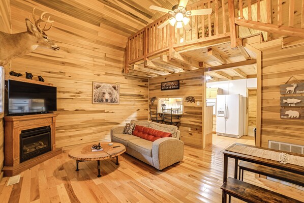 Waverly Vacation Rental | 2BR | 2.5BA | Stairs Required | 1,120 Sq Ft