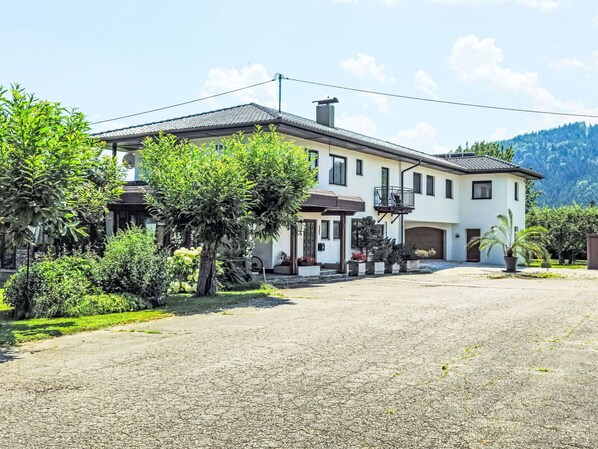 Building, House, Residential Area, Home, Roof, Human Settlement, Estate, Driveway, Cottage, Suburb