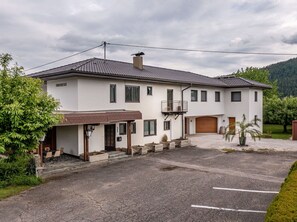 Building, Window, House, Roof, Residential Area, Home, Architecture, Door, Human Settlement, Cottage