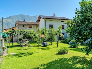 Maison, Jardin, Pelouse, Chaßne De Montagnes, Chalet, Cour, Station De Montagne, Village, ArriÚre-Cour, Vallée