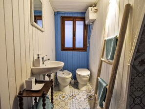 Pared, Piso, Madera, Suelo, Puerta, Asiento Del Baño, Arreglo De Tubería, Diseño De Interiores, Lavabo Del Baño, Baño