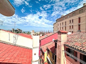 Roof, Composite Material, Urban Design, Apartment, Metal, Balcony, Daylighting, Paint, Steel
