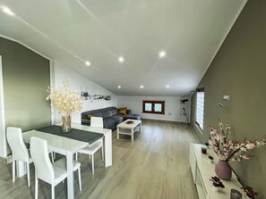 Möbel, Interior Design, Flooring, Couch, Fussboden, Decke, Holz, Zimmer, Wohnzimmer, Beleuchtung