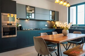 The fully equipped kitchen