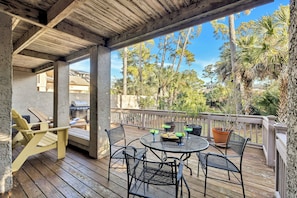 Just a short stroll to Harbour Town Marina, Golf Links, pool, and tennis center, this charming retreat offers the best of Hilton Head Island at your fingertips.