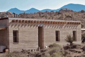 Rammed-earth construction