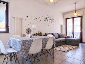 Wohnzimmer mit Essbereich