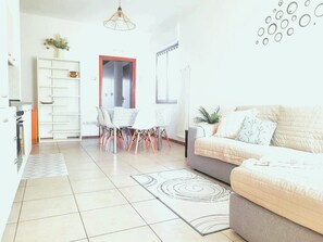 Wohnzimmer mit Essbereich