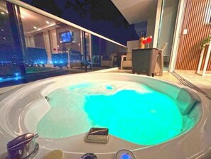 Hot tub to relax and have a drink.