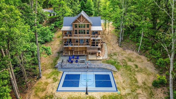 Rainbow Falls Lodge โ Get ready to create memories that last a lifetime in this stunning cabin retreat!