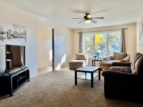 Very spacious living/dining room