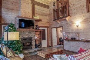 Living room with fireplace (2)