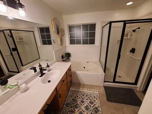 Cozy full master ensuite bathroom