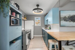 Full kitchen, complete with a luxurious coffee bar.