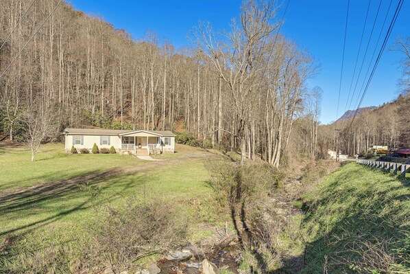 Topton Vacation Rental | 3BR | 2BA | 1,730 Sq Ft | 6 Steps Required