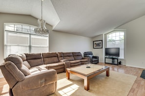 Main Living Room | Free WiFi | Smart TV