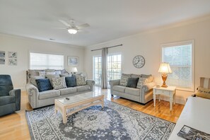 Living Room | 1st Floor | Smart TV | Full Daybed w/ Full Trundle