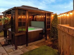 Hot tub | The Fox - Greenacres Farm, Colchester
