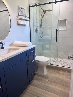 On-suite master bathroom with detachable shower head option