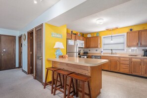 KDH425: Kill Devil Hills 425 | ML Kitchen - Island Seating for 3
