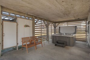 KDH425: Kill Devil Hills 425 | Carport - Hot Tub, Enclosed Outdoor Shower