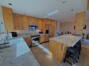 Fully Stocked Kitchen w/Bar Seating