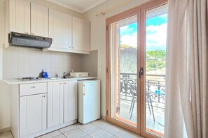 Kitchenette with access to a balcony