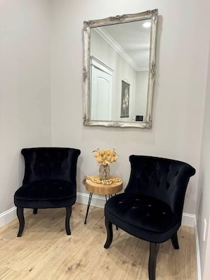 Sitting area in Room 2