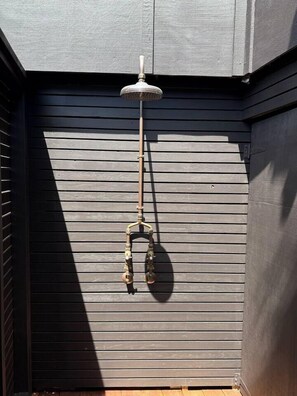Hot and cold outdoor shower with privacy
