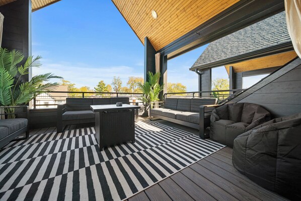Amazing Upper Level Deck w/Fire table and TV