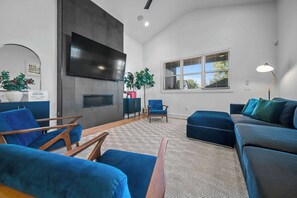 Spacious Living Room w/Sleeper Sofa
