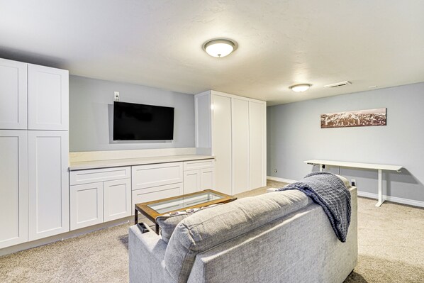 Midvale Vacation Rental | 1BR | 1BA | Stairs Required | 900 Sq Ft
