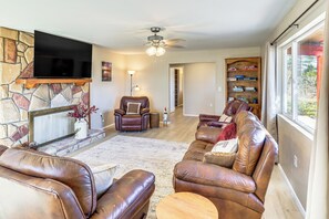 Living Room | Free WiFi | Central Heating & Air Conditioning | Fireplace