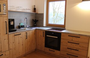 Ferienwohnung Untersberg, 78 qm, 2 separate Schlafzimmer, Wohn- Essbereich, Bad mit Badewanne, Südbalkon-Küchenzeile