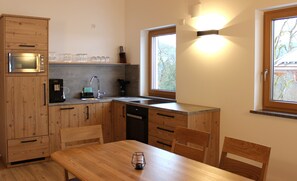 Ferienwohnung Untersberg, 78 qm, 2 separate Schlafzimmer, Wohn- Essbereich, Bad mit Badewanne, Südbalkon-Küche mit Essbereich
