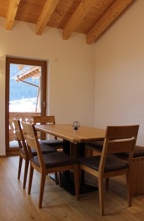 Ferienwohnung Untersberg, 78 qm, 2 separate Schlafzimmer, Wohn- Essbereich, Bad mit Badewanne, Südbalkon-Essbereich