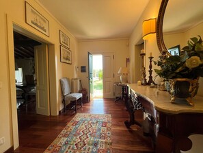 Flooring, Möbel, Fussboden, Interior Design, Holzboden, Stuhl, Hartholz, Holzbeize, Decke, Wohnzimmer