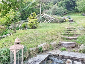 Grass, Garden, Shrub, Rock, Landscape, Plant Community, Groundcover, Flagstone, Landscaping