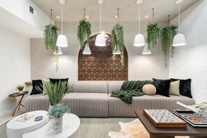 The entry Lounge area with plenty of gathering space for wine, games and great conversation