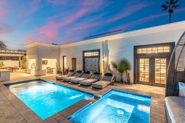 Your very own private 5-star resort oasis with Pool and elevated Spa