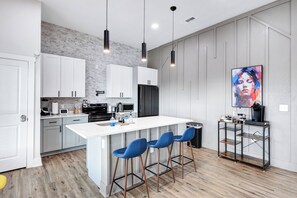 Fully equipped kitchen with high quality granite countertops.