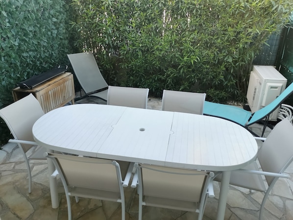 Outdoor dining