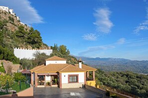 Our house is at walking distance from Comares.
