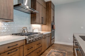 Culinary Dream: Features a dual oven, 6-burner stove, and air fryer