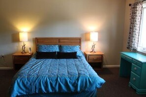 1st Floor Queen Bedroom
