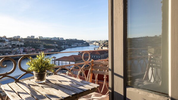 Start your day with breakfast on this charming balcony overlooking the serene Douro River. The perfect spot to soak in the views and enjoy the beauty of Porto!
#DouroDreams #RiversideEscape #PortoVibes