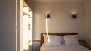 Your stylish Porto getaway starts here! This cozy studio features a plush double bed, ample wardrobe space, and a chic design for ultimate comfort. Perfect for relaxing after exploring the city.
#StudioVibes #PortoRetreat #ComfortAndStyle